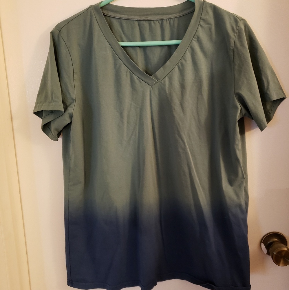 👚Women's Plus Size V-neck Tee👚 - Picture 1 of 7